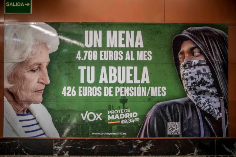 Vox acusado por presunto delito de odio por el cartel que la formación de ultraderecha ha instalado en la Estación de Renfe-Sol contra los MENA