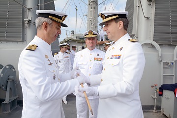 Entrega de mando en Cartagena : El capitán de navío D. Miguel Cuartero Lorenzo toma el mando de la Fuerza de Medidas Contra Minas de la Armada