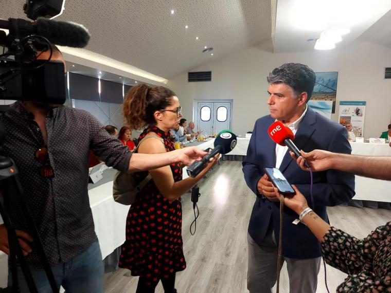 Cazorla: “Ya está bien de echarse la pelota los unos a los otros, necesitamos un alcalde que reclame con contundencia la mejora de las conexiones ferroviarias de Almería junto a la Mesa del Ferrocarril”