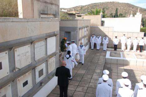 La Armada homenajea a sus difuntos en el cementerio de Cartagena
