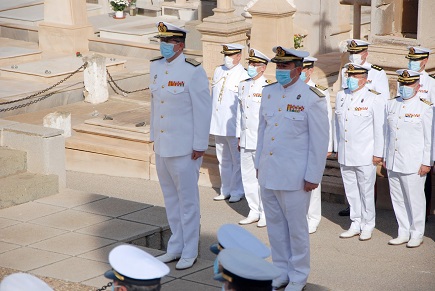La Armada homenajea a sus difuntos en el cementerio de Cartagena