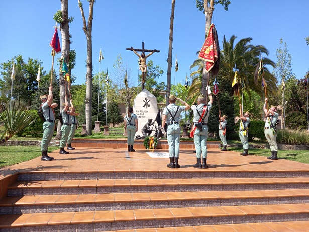 La ministra de Defensa preside en Ronda el acto de homenaje a dos militares fallecidos recientemente