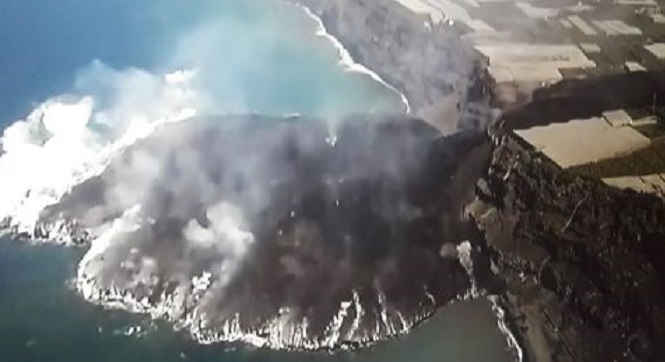 ÚLTIMA HORA SOBRE EL VOLCÁN DE LA PALMA: Se forman dos nuevas coladas de lava mientras la calidad del aire empeora y el ímpetu de la lava en el mar hacer crecer la isla