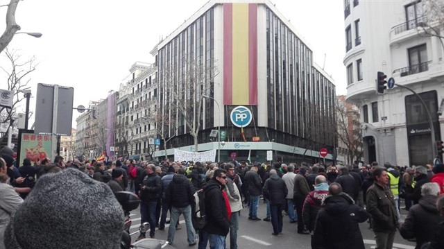 Última hora: Se derrumba parte de la fachada del PP en génova 13 al cambiar la bandera de España por la cara de Casado
 