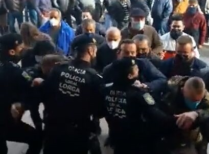 El Ayuntamiento de Lorca se personará en la investigación del “asalto violento” al Pleno realizado por un grupo de manifestantes del sector porcino