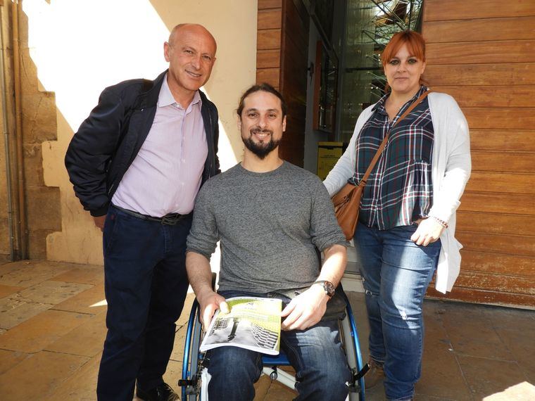IU-Verdes presenta sus propuestas sobre accesibilidad en la puerta de un Ayuntamiento inaccesible