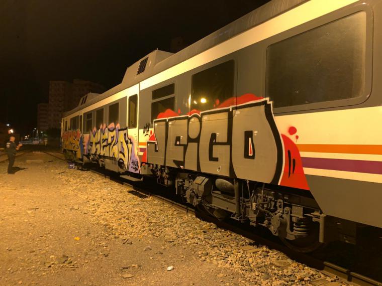 La Policía Local investiga a tres jóvenes por realizar grafitis en los vagones del tren de cercanías en la estación de Sutullena