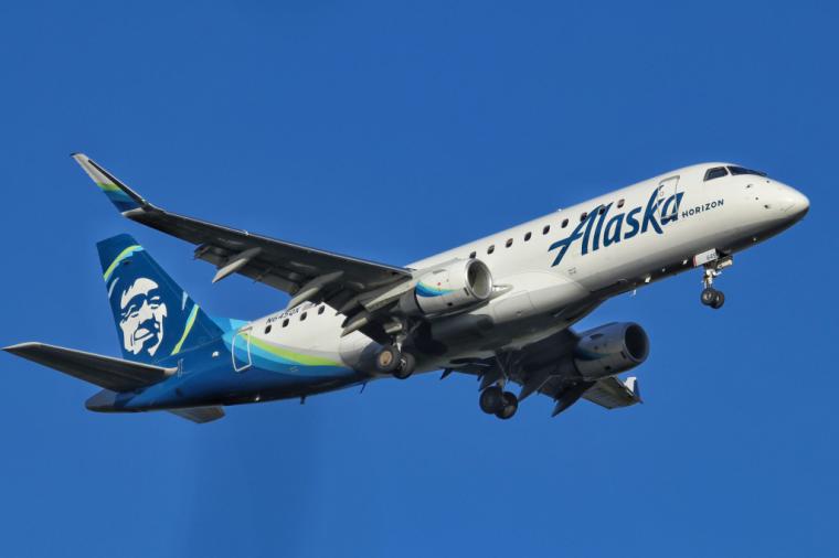 Un piloto de Alaska Airlines intenta estrellar avión con 83 personas a bordo