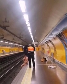 Un hombre se quita la ropa y se coloca en medio de las vías del Metro de Madrid