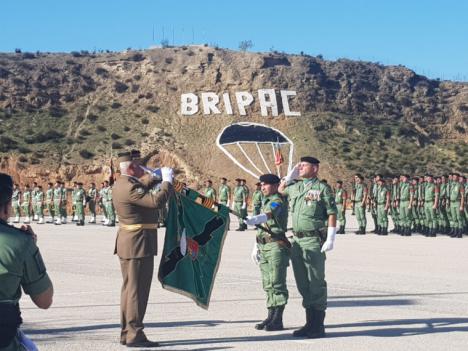 El Regimiento “Zaragoza 5” de Paracaidistas entrega la Corbata de Honor a la IIIT Bandera Paracaidista “Ortiz de Zárate” por su participación en la misión de paz de Mali, y el Coronel Ruipérez recibe el distintivo de 20 años de permanencia en la Bripac