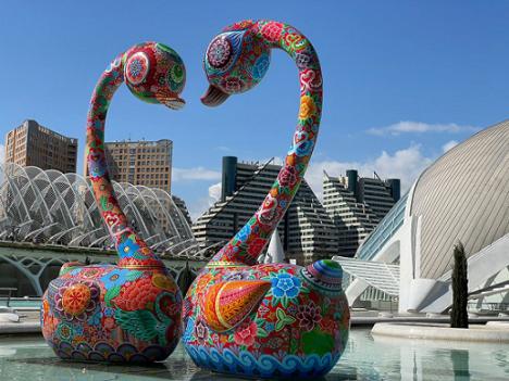 El artista taiwanés Hung Yi exhibe con gran éxito su “galaxia” de animales en la Ciudad de las Artes y las Ciencias de Valencia