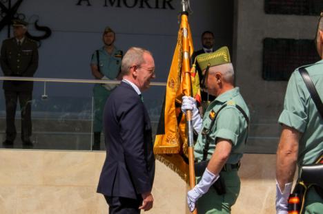 El General Jefe de la Brigada de la Legión, Melchor Marín recibe del Paso Blanco de Lorca el guión restaurado de la Bandera del Cuartel General en su XXV aniversario