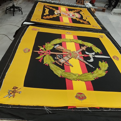El Paso Blanco ha restaurado el Guión de La Legión empleando 350 horas, dos bordadoras y dos costureras durante dos meses de trabajo
