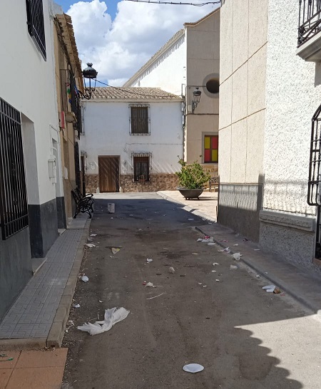 Crece la indignación vecinal en Albox contra Francisco Torrecillas, por la acumulación de basura en las Pocicas y el despilfarro de electricidad después de las 24h de futbol