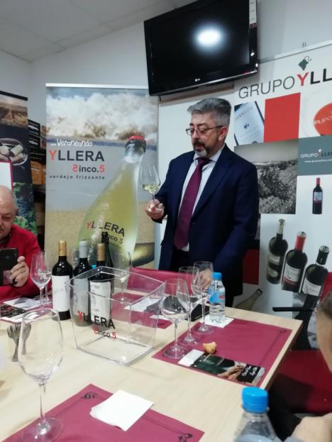 El club de vinos Lagar Alto y bodegas Yllera se unen en Almería para mostrar a través de una cata las excelencias de este caldo