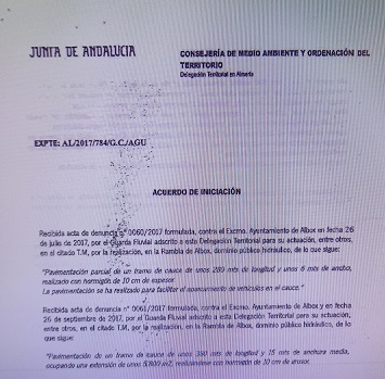 El alcalde de Albox, Francisco Torrecillas se pasó por “el forro” la orden de paralización inmediata del cementado de la Rambla que le comunico la Junta de Andalucía