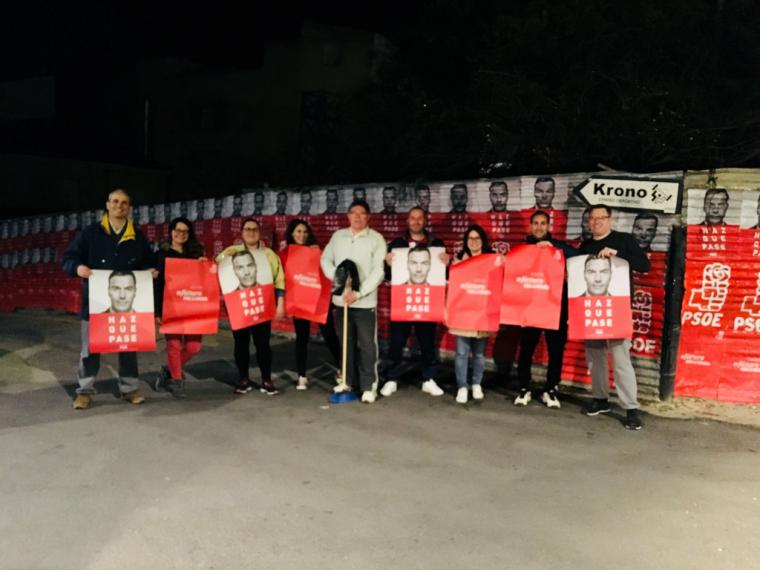 El PSOE, el único partido que sale a la calle en la tradicional pegada de carteles en Albox