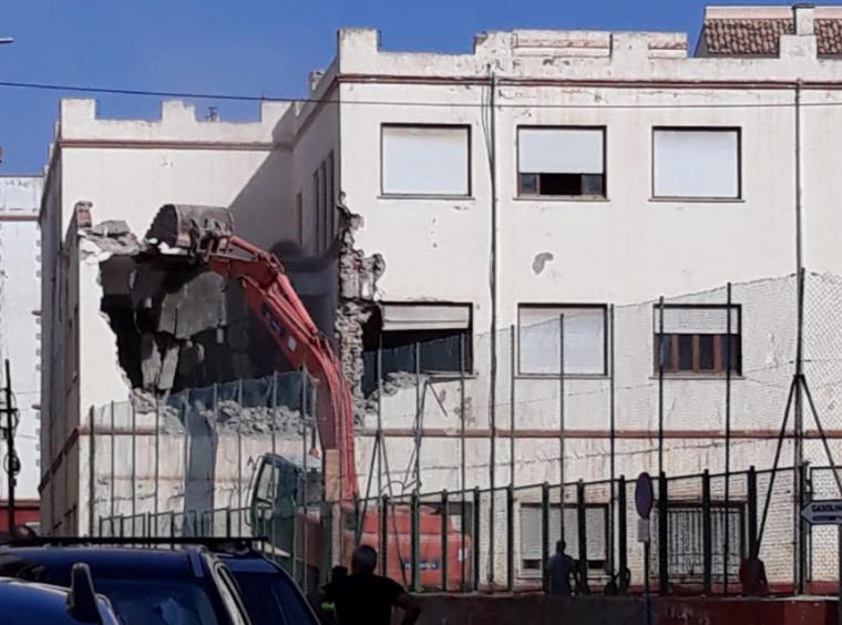 El “Terminator Torrecillas” inicia el derribo del histórico Edificio del Fenoy, denuncia el PSOE de Albox