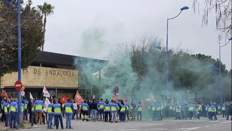UGT-FICA concentra a más de 500 trabajadores ante Hacienda de la Junta de Andalucía como colofón a una exitosa respuesta en la huelga de VEIASA-ITV 