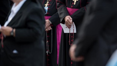 El polémico dosier sobre los sacerdotes italianos entregado a la diócesis de Nápoles involucra a unos 50 sacerdotes y a un obispo
