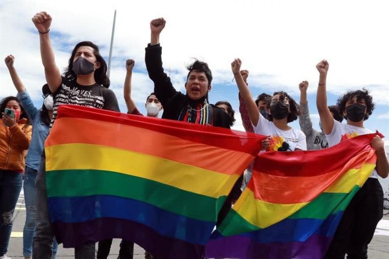Un hombre es arrestado y acusado de 'Crimen de Odio' por quitar banderas LGTBI en Nueva York