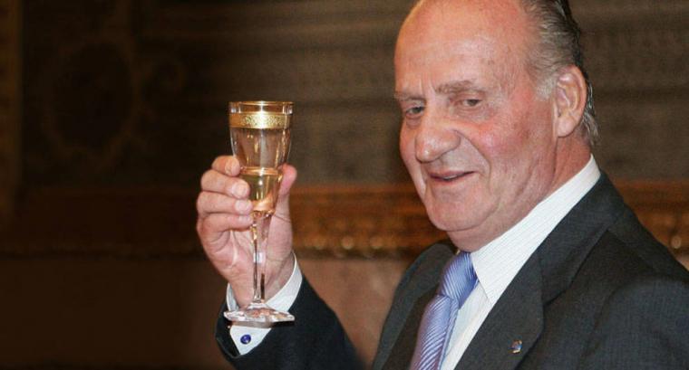 Al rey Juan Carlos se le pretende rehabilitar su dignidad en el homenaje a la Constitución en el momento en el que sale a la luz otra presuna hija no reconocida.