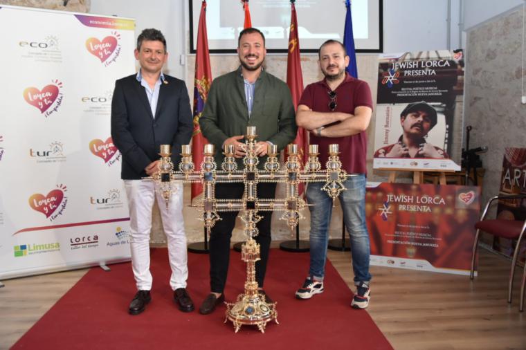 El Ayuntamiento de Lorca entrega a la Federación 'San Clemente' la nueva Janukkía, que se expondrá en el Ciufront