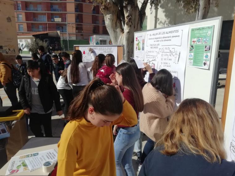 Alumnos del IES Ibáñez Martín participan en la jornada “La comida no se tira” sobre la importancia de reducir el desperdicio y la necesidad de limitar las presiones ambientales