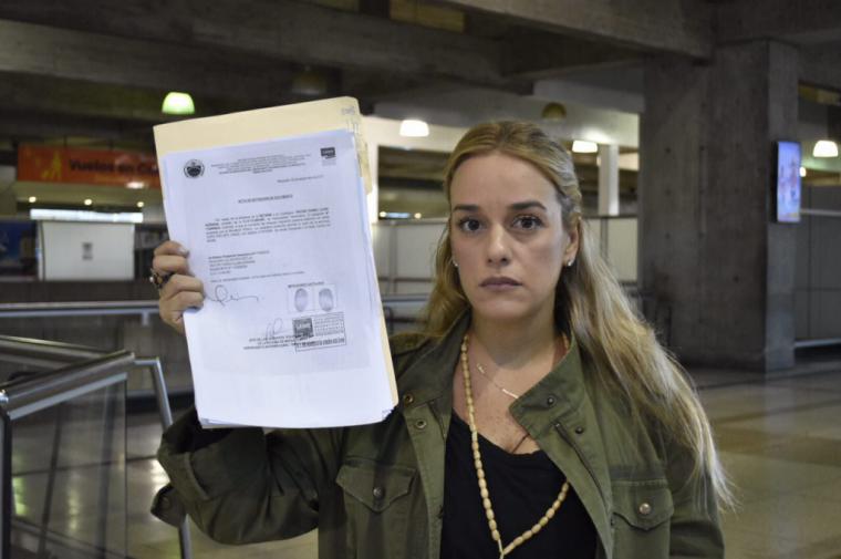 El gobierno de Venezuela prohibe a Lilian Tintori salir del país.