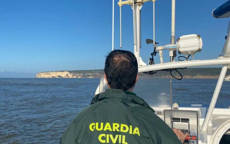 La Guardia Civil con miembros de la UCO siguen peinando la isla de Tenerife por tierra y por mar mediante un sonar