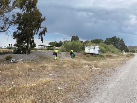 Limusa retira una tonelada de residuos incontrolados de un tramo de la rambla de La Torrecilla, entre el camino Viejo del Puerto y la autovía del Mediterráneo