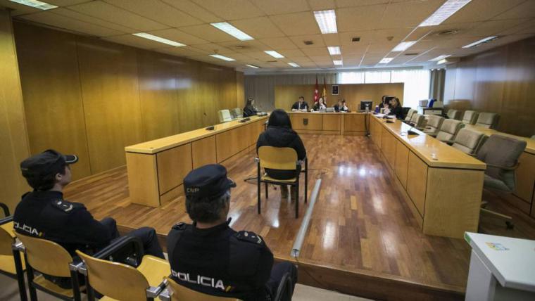 La Audiencia Provincial de Ourense condena a una mujer a 10 años de cárcel por arrojar a su bebé a un contenedor
 