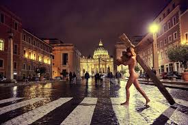 Una modelo de Playboy es detenida por posar desnuda en el Vaticano