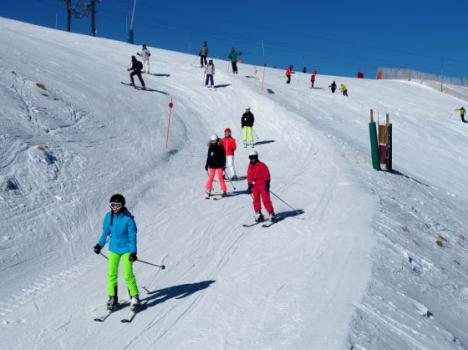 Muere una niña de 5 años arrollada por un esquiador mientras daba clases de esquí