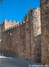 Joven en estado grave al caer desde una muralla en Baeza.
