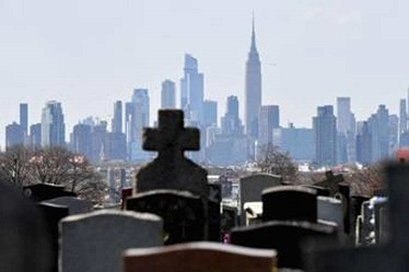 Fosas comunes para dar sepultura a los miles de muertos en Nueva York