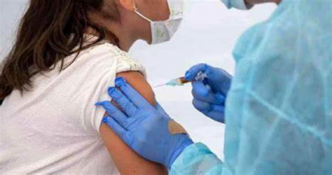 Johnson & Johnson suspende temporalmente los ensayos de la vacuna contra el coronavirus 