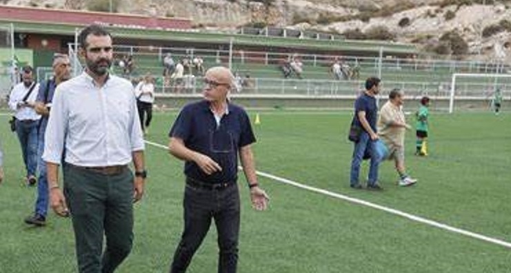 El alcalde de Almería y portavoz de Juanma Moreno tiene a todos los niños sin agua caliente en los campos de futbol, denuncian los padres y madres