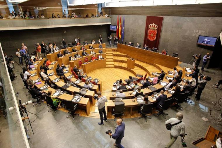 El Parlamento de Navarra parte el melón y pide al Estado un referéndum sobre monarquía o república, y la televisión vasca se atreve con un documental sobre los escándalos de la monarquía.