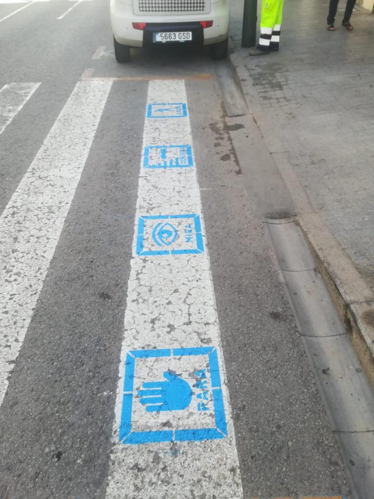 El Ayuntamiento de Águilas comienza con la señalización de pasos de peatones de la localidad con pictogramas para personas con TEA
 