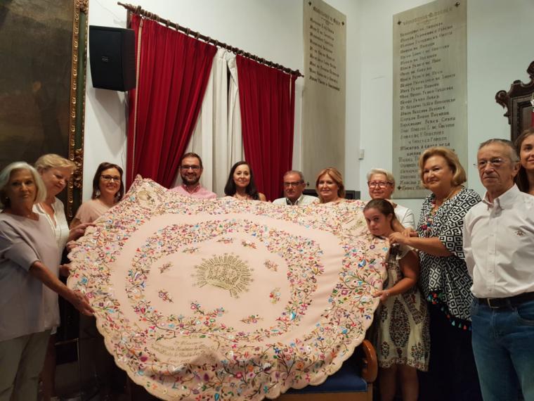 Coros y Danzas de Lorca homenajea a la patrona de la ciudad con un manto bordado a mano con motivo del 75 aniversario de su Coronación Canónica