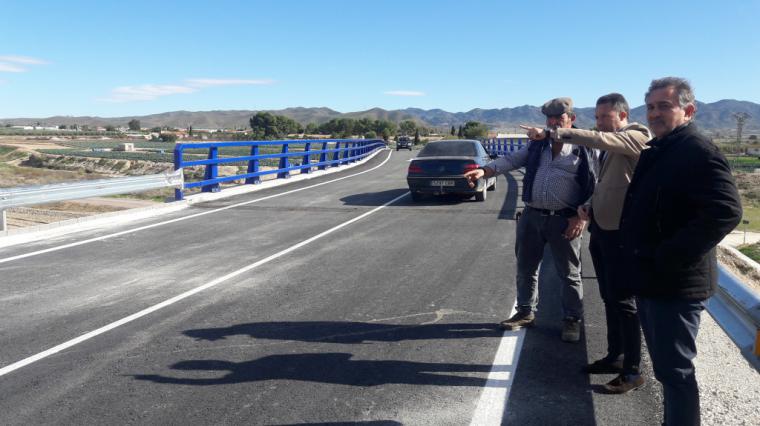 Fulgencio Gil celebra la entrada en servicio del nuevo puente sobre la rambla de Biznaga que “vertebra la comunicación por carretera en nuestras pedanías”