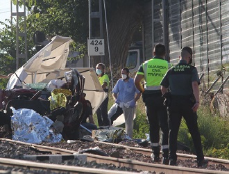 Cuatro personas muertas al ser arrollado un coche por un tren en Novelda