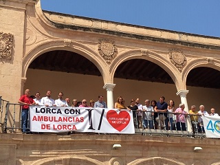 El Ayuntamiento de Lorca muestra su apoyo a la empresa Ambulorca con la colocación de una pancarta desde el balcón del Consistorio
 