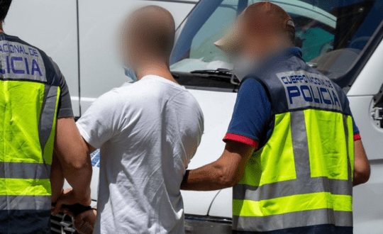 La policía detiene al líder del grupo juvenil de ultraderechista Bastión Frontal por dar una paliza a un compañero