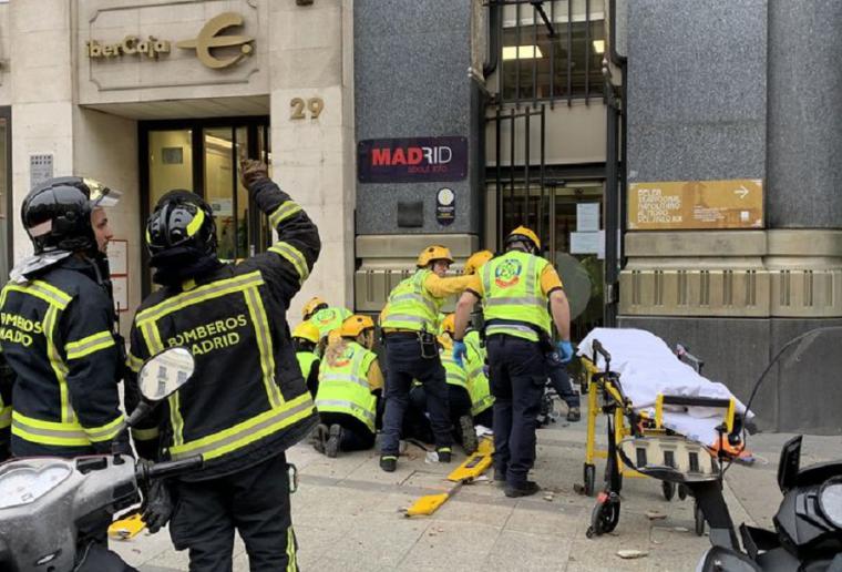 Muere la mujer a la que le cayó un trozo de una cornisa en el centro de Madrid