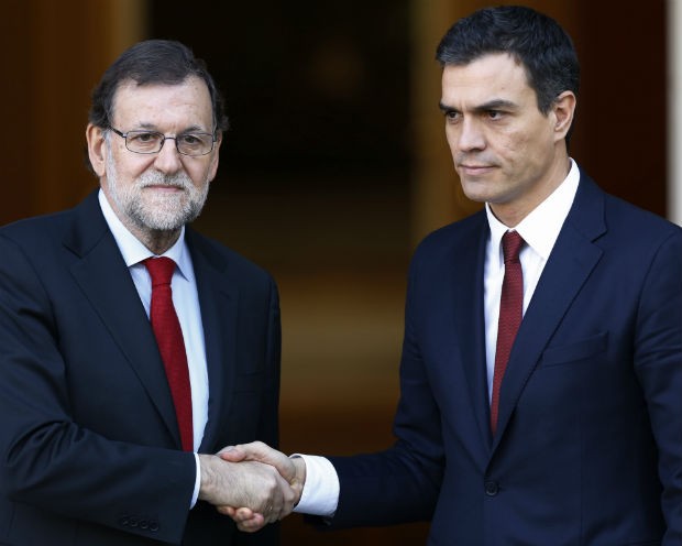 Rajoy y Sánchez unen sus manos contra el desafio separatista.