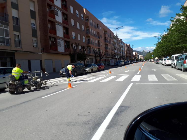 El Ayuntamiento de Lorca lleva a cabo labores de repintado de las señales horizontales durante los últimos días aprovechando el descenso de la circulación por el estado de alarma.