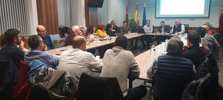 El delegado del Gobierno y del Ministerio de Transportes, Movilidad y Agenda Urbana en Murcia, mantienen una reunión con representantes de los colectivos vecinales afectados por el soterramiento