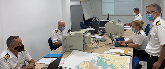 La Armada se adiestra en seguridad marítima con otros organismos de la Administración Pública